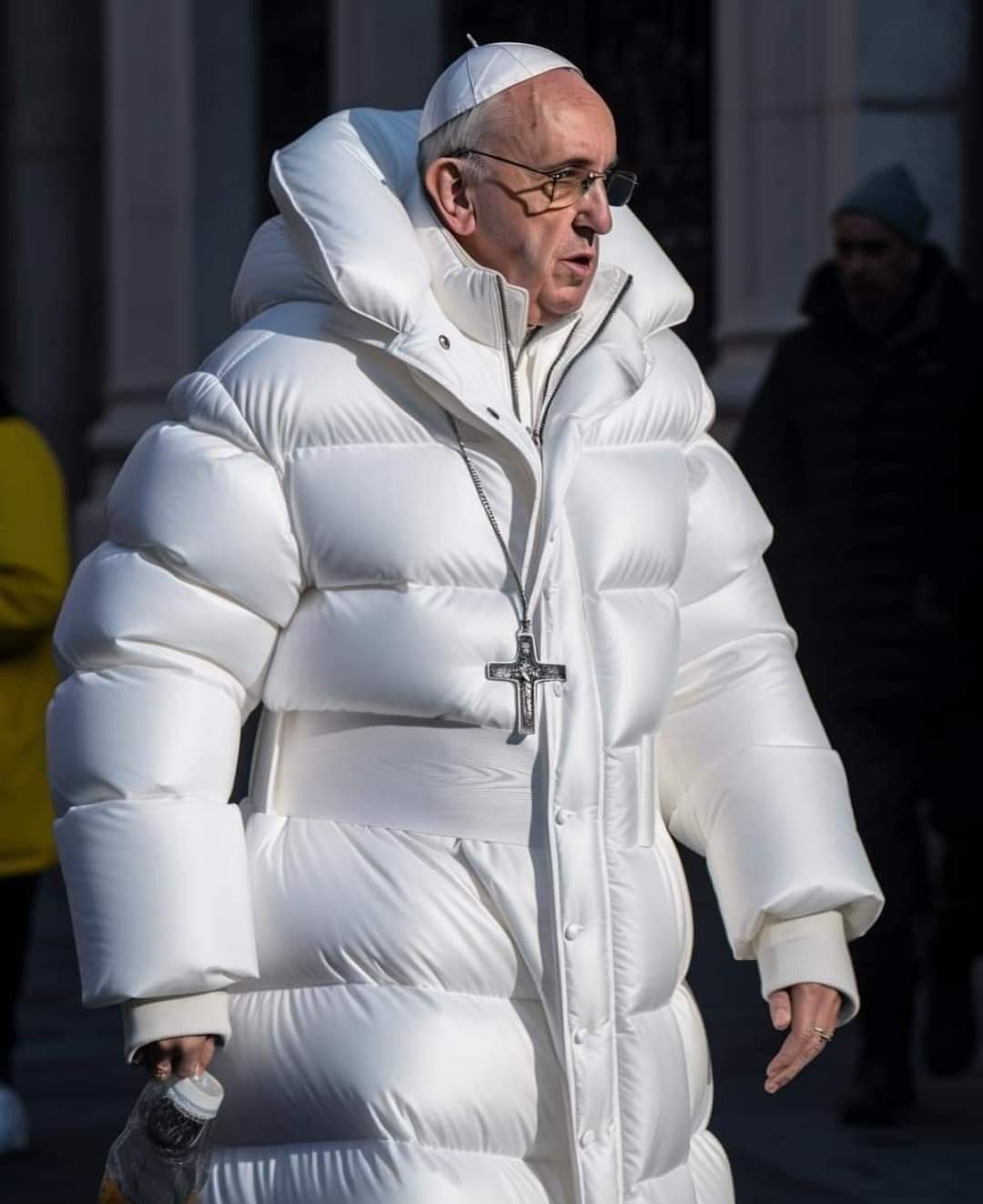Påve Franciskus i lång vit Balenciaga-liknande pufferjacka.